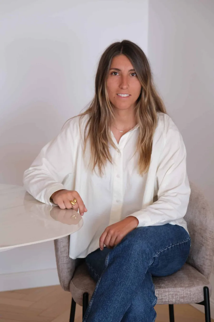 Johanna Bonaccorso, psychologue clinicienne, assise à une table