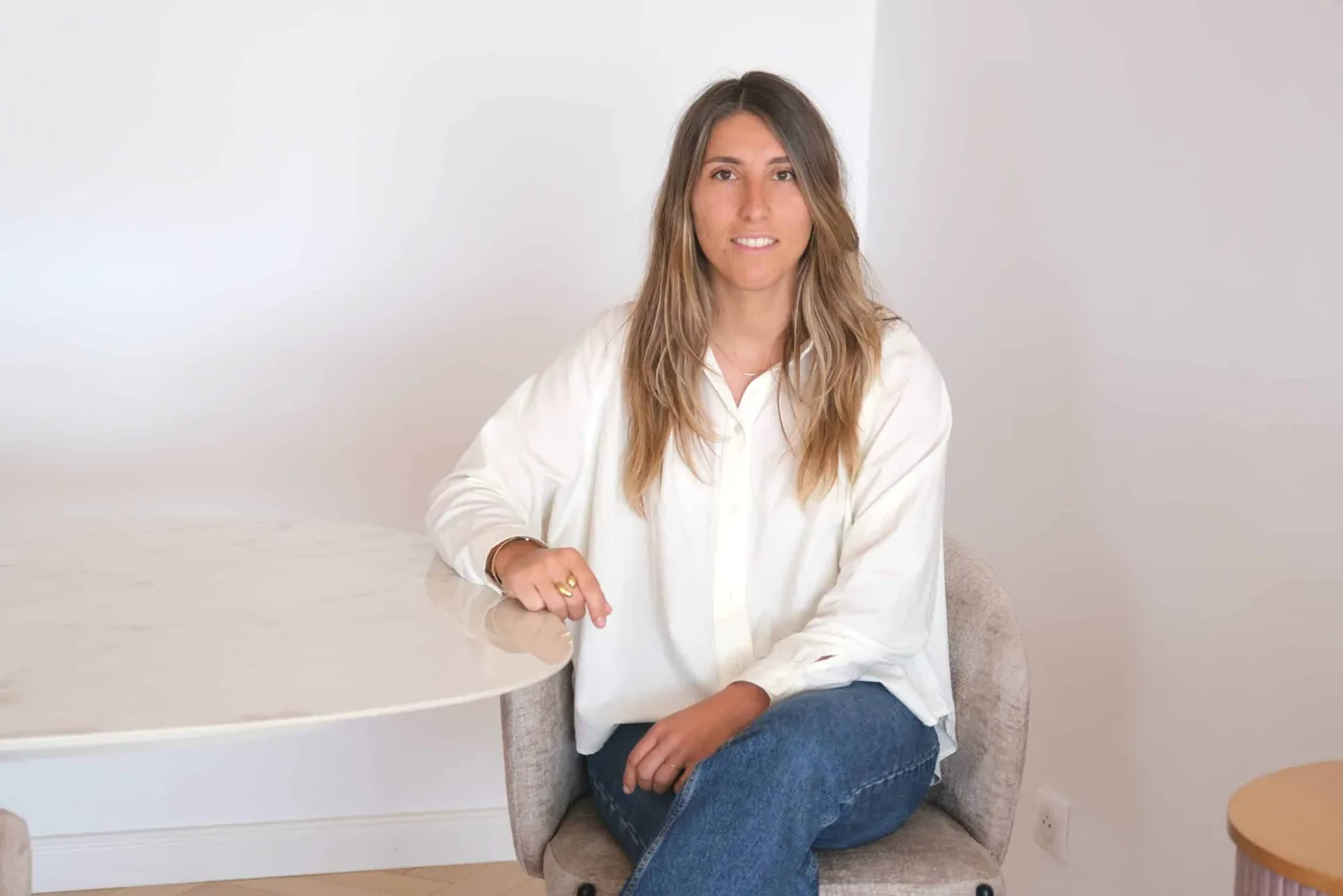 Johanna Bonaccorso, assise à une table claire