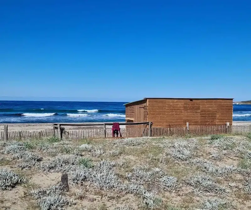 La plage de Capo di Feno et le cabanon du club de surf