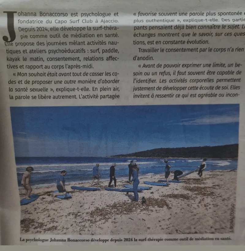 L'article de Corse-Matin, photo d'une séance de surf-thérapie sur la plage