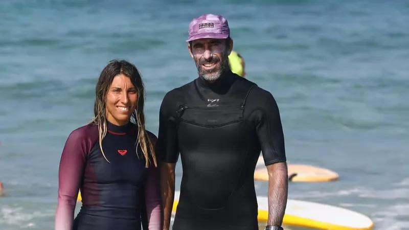 Johanna Bonaccorso et François Santoni en combinaison, au bord de l'eau